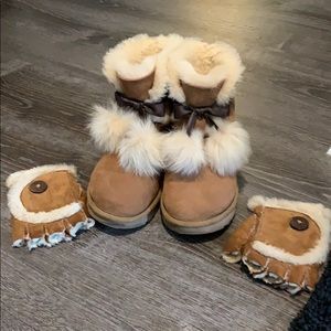 Ugg Pom Pom Boots with Ugg matching gloves